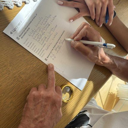 Ćwiczenia poznawcze dla osoby z chorobą Parkinsona – pisanie długopisem na kartce