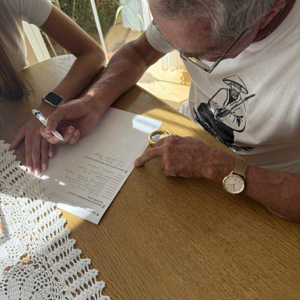 Pacjent z chorobą Parkinsona wykonuje zadania umysłowe na kartce długopisem