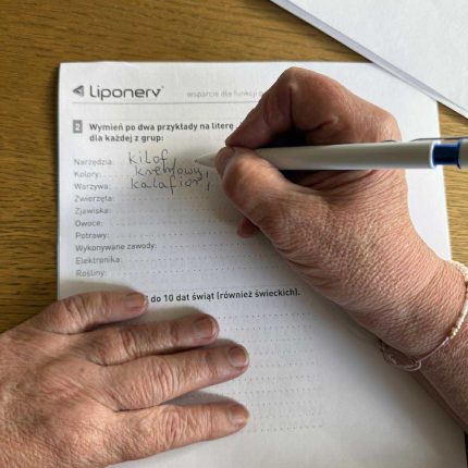 Ćwiczenia ręki i mózgu dla pacjenta z chorobą Parkinsona – pisanie liter i cyfr