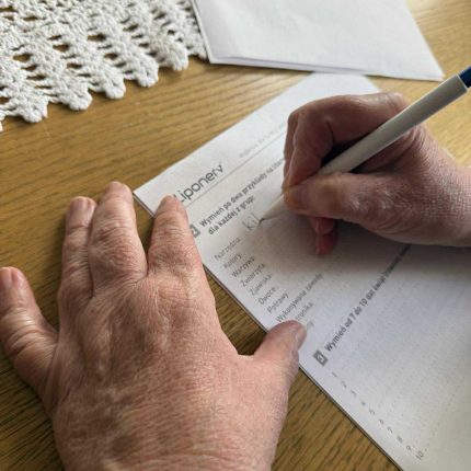 Pacjent wykonuje ćwiczenia koncentracji na kartce w centrum rehabilitacji Parkinsona