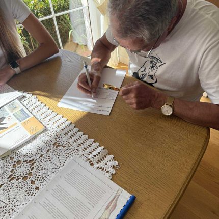 Pacjent rozwiązuje łamigłówki i ćwiczy rękę w terapii dla osób z Parkinsonem