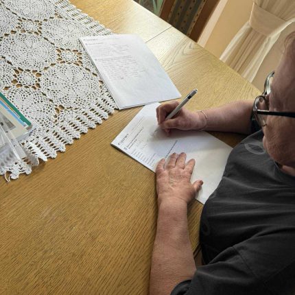 Ćwiczenia koordynacji ręki i mózgu – pisanie długopisem dla pacjenta z Parkinsonem