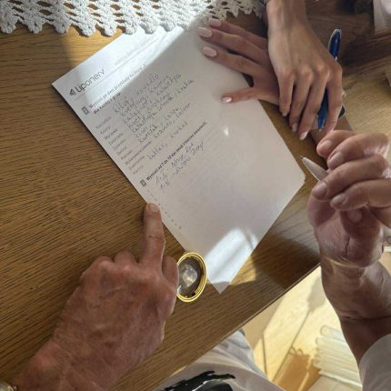 Pacjent wykonuje ćwiczenia koncentracji i myślenia podczas pisania na kartce