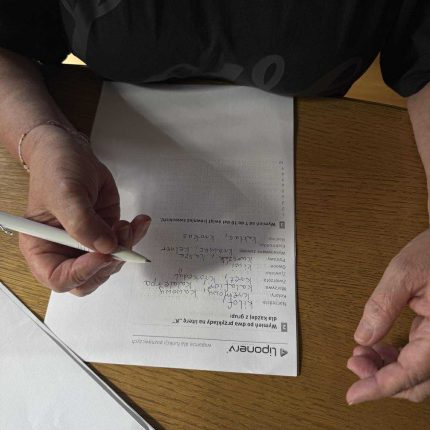 Ćwiczenia dłoni i mózgu – pisanie liter i cyfr w terapii Parkinsona