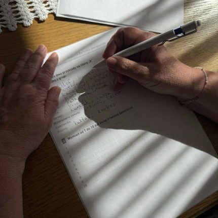 Pacjent ćwiczy precyzję ruchów dłoni i myślenie w centrum rehabilitacji Parkinsona